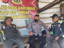 Personel Sat Binmas Polres Cirebon Kota berikan Binluh Kamtibmas kepada Tukang Ojek