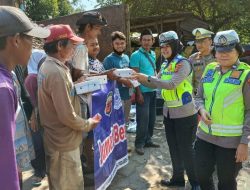 Satlantas Polres Cirebon Kota bagikan Nasi Kotak kepada Masyarakat