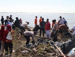 Peduli Lingkungan, Ratusan Personil Polres Cirebon Kota Bersihkan Sampah di Pantai Kesenden