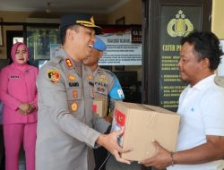 Kapolres Cirebon Kota dan Bhayangkari Bagikan Paket Sembako Kepada Nelayan