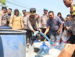 Bentuk Kepedulian, Polres Cirebon Kota Bagikan Air Bersih Kepada Masyarakat