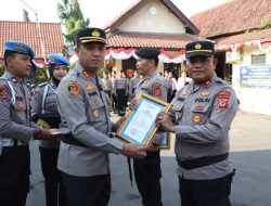 Kapolres Cirebon Kota Berikan Reward Kepada Tiga Personil Yang Berprestasi