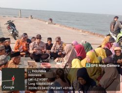 Personil Polsek Pulau Maya Karimata Ikut Doa Bersama Di Pelabuhan Tanjung Satai