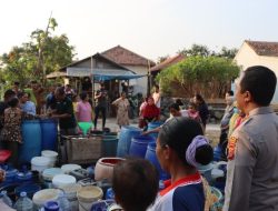 Polres Cirebon Kota Kembali Berikan Bantuan Air Bersih Kepada Masyarakat Yang Terdampak Kekeringan