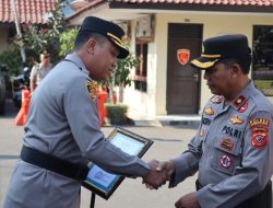 Kapolres Cirebon Kota Berikan Penghargaan Kepada Personel Yang Berprestasi