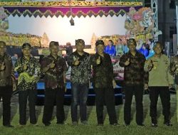 Prajurit Kolatmar Turut Serta Saksikan Pagelaran Wayang Kulit HUT TNI