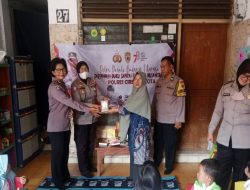 Polsek Seltim bagikan buku  , peduli pendidikan anak sejak dini dukung Budaya Literasi