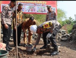 Wakapolres Cirebon Kota Letakkan Batu Pertama Pembuatan Sumur Bor di Argasunya