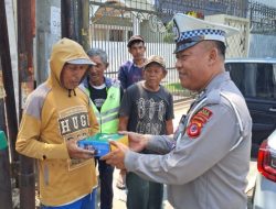 Jumat Barokah,polres cirebon kota Bagikan Puluhan Nasi Kotak