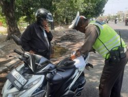 Berikan Tilang, Unit lantas Polsek Seltim Polres Cirebon Kota tindak. Pemotor pelanggar