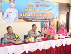 Kapolres Cirebon Kota Berikan Pesan Kamtibmas dan Bagikan Puluhan Sembako Dalam Kegiatan Jumat Curhat