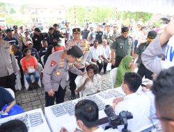 Kapolri dan Panglima TNI Berikan Bantuan Kesehatan Gratis di Maluku