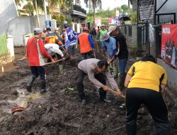 Sinergitas Polres Batu Bersama TNI dan Warga Bersihkan Lumpur Akibat Banjir Lalulintas Kembali Lancar