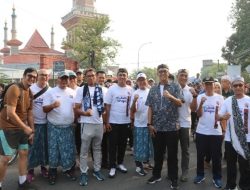 Kapolres Cirebon Kota Ikuti Jalan Santai Batik Sarungan HUT ke 24 Radar Cirebon