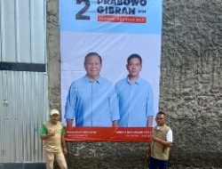 Relawan Pragib PPIR Kabupaten Cirebon pasang Baliho Prabowo-Gibran