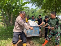 Sinergitas TNI Polri memperbaiki jalan longsor di bojong soang