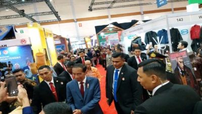 Jokowi Kunjungi Dekranasda Humbahas dalam Pameran Inacraft di JCC Senayan