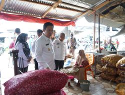 Hari Kedua Ramadan, Pj.Bupati Pringsewu Monitoring Harga Kebutuhan Pokok di Pasar