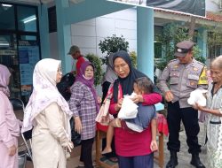 Pastikan aman,Bhabinkamtibmas Sukapura, Polsek Utbar Polres Cirebon Kota monitoring pembagian Takjil