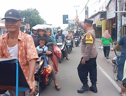 Pastikan aman,Bhabinkamtibmas Klayan, Polsek gunung jati Polres Cirebon Kota monitoring pembagian Takjil