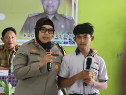 Kapolresta Cirebon Berikan Penyuluhan Kamtibmas kepada Siswa SMPN 1 Pasaleman dan SMPN 1 Waled