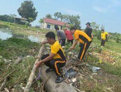 Tindak Lanjuti Aduan dari Jum’at Curhat, Polresta Cirebon Gandeng Sejumlah Pihak Bersihkan Sampah di Sungai Ciwaringin