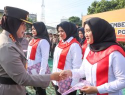 Kapolresta Cirebon Berikan Penghargaan Kepada Puluhan Personel Polresta Cirebon Berprestasi