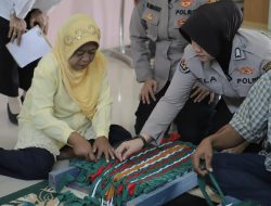 Polwan Polres Mojokerto Hibur ODGJ dengan Joget Poco-Poco