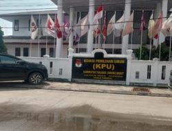 Terkait Pelanggaran Etik Ketua PPK Kecamatan Tebing Tinggi, Bahrum Gultom KPU Kabupaten Tanjab Barat beri Sanksi Tegas Berupa Pemecatan dengan tidak Hormat