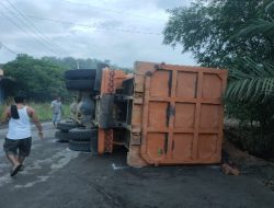 Truk Fuso Bermuatan Tanah Basecose Terguling, Tiga Orang Tewas