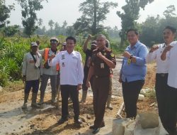 Pembangunan Rabat Beton dan Pembagian Beras di Pekon Enggalrejo