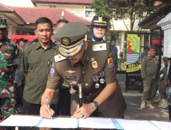 Ribuan Botol Miras Dimusnahkan Saat Peringati HUT ke-74 Satpol PP dan ke-62 Satlinmas Tingkat Kabupaten Cirebon