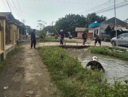 Memperingati 3 Tahun Menjabat Kuwu,  Kodirin Mengerahkan Seluruh Pamongnya dan Masyarakat bersihkan Saluran Kali Suarak 