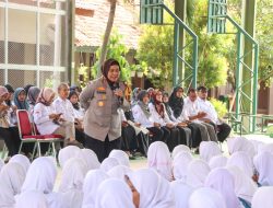 Kapolresta Cirebon Bersama Kadinkes Kabupaten Cirebon Berikan Penyuluhan Kepada Siswa SMAN 1 Gegesik