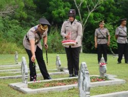 Polres Lhokseumawe Gelar Upacara Ziarah Dan Tabur Bunga Dalam Peringatan Hari Bhayangkara Ke-78 Di TMP Blang Panyang