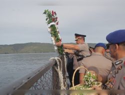 Di Atas Kapal Wisanggeni 8005, Waka Polda Aceh Tabur Bunga Ke Laut