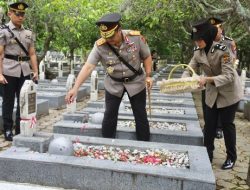 Kapolda Aceh Tabur Bunga Di TMP Banda Aceh