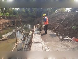 Begini Keterangan Pelaksana Proyek Dan Ibu Marni, Terkait Pengerjaan Check DAM di Desa Pejambon Sumberrejo