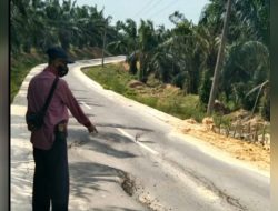 Akibat Adanya Korekan Pembuatan Lubang Untuk Drainase Di Kebun Timbang Langsa, Bahu Dan Badan Jalan Yang Sudah Di Aspal.