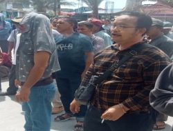 Ratusan Pendemo Blokade Gerbang Kantor Bupati minta Bupati Mundur