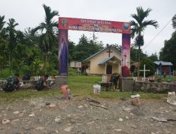 Pos Yetti Sat-Gas Yonif 122/TS Bersama Masyarakat Laksanakan Karya Bhakti bangun Gapura Gereja GKI