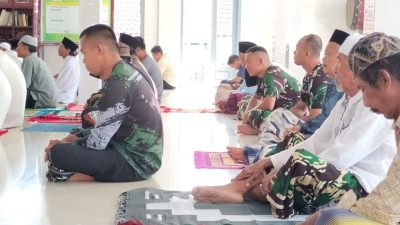 Anggota Satgas TMMD ke 121 Kodim 0620/Kab Cirebon, Taat Beribadah