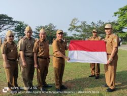 Pj. Bupati Tanggamus Menyerahkan Bendera Merah Putih Kepada 20 Camat Secara Simbolis.