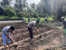 Bhabinkamtibmas Polsek Tojo Kerja Bakti Bersama Perangkat Desa Untuk Peduli Terhadap Lingkungan