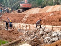 Bersama Rakyat Satgas TMMD 121 Bangun Talud Jalan