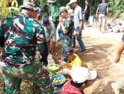 Kebersamaan Satgas TMMD dan Warga, Hilangkan Rasa Lelah Usai Bekerja