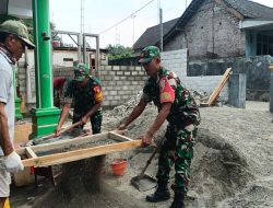 Kompak, Bersama Warga Karangrejo Babinsa Koramil Garum Bantu Renovasi Rumah Bapak Lamidi