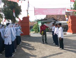 Satgas TMMD ke-121 Kodim 0620/Kabupaten Cirebon Ajak Siswa SMP Satu Atap Talun Latihan Baris-Berbaris untuk Persiapan 17 Agustusan