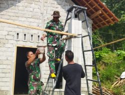 Tak Kenal Lelah, Babinsa Koramil Gandusari Bantu Bangun Rumah Warga Binaannya