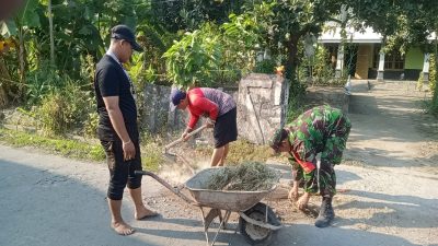 Percantik Lingkungan, Serda Adi Saroso Dan Warga Desa Bakung Laksanakan Kerja Bakti Bersama